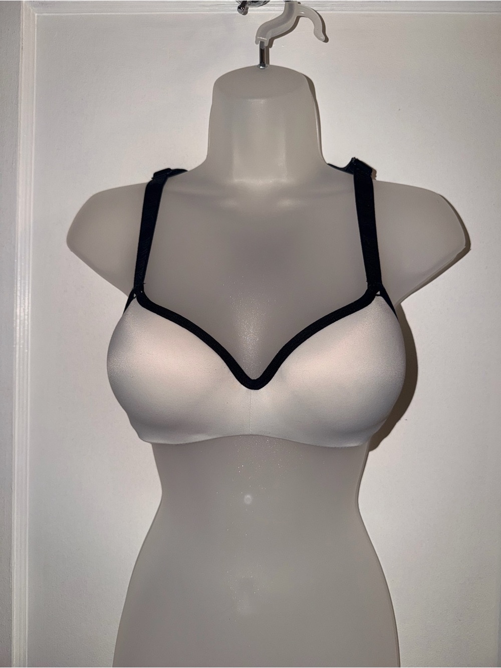 Seamless Wireless Molded Sports Bra with Black Contrast Trim - White/Black